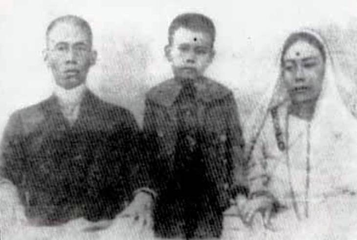 अपने माता-पिता के साथ एसडी बर्मन की बचपन की तस्वीर