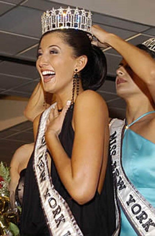 जैकलिन स्टैप को मिस न्यूयॉर्क 2004 का ताज पहनाया गया