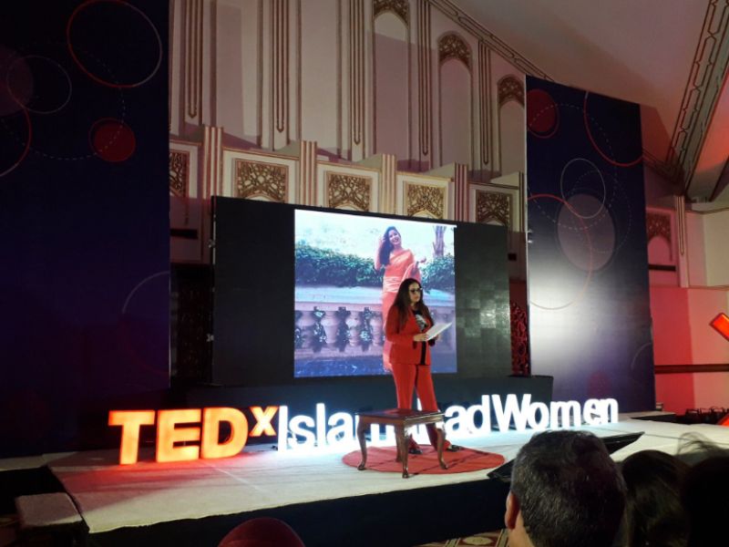 मेहर तरार TEDx इस्लामाबाद में बोल रहे हैं