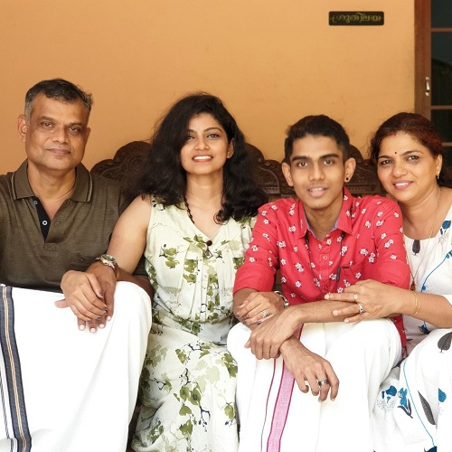 श्रुति रजनीकांत अपने परिवार के साथ