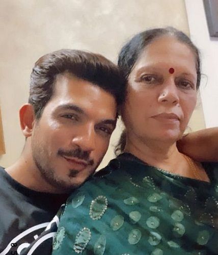 अर्जुन बिजलानी अपनी मां के साथ