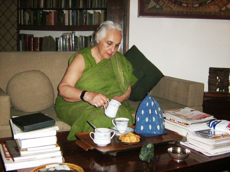 रोमिला थापर दिल्ली में अपने घर पर चाय और बिस्कुट खा रही हैं