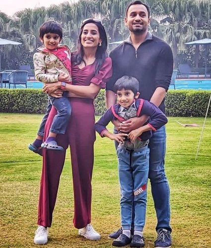 विनीता सिंह अपने पति और बच्चों के साथ