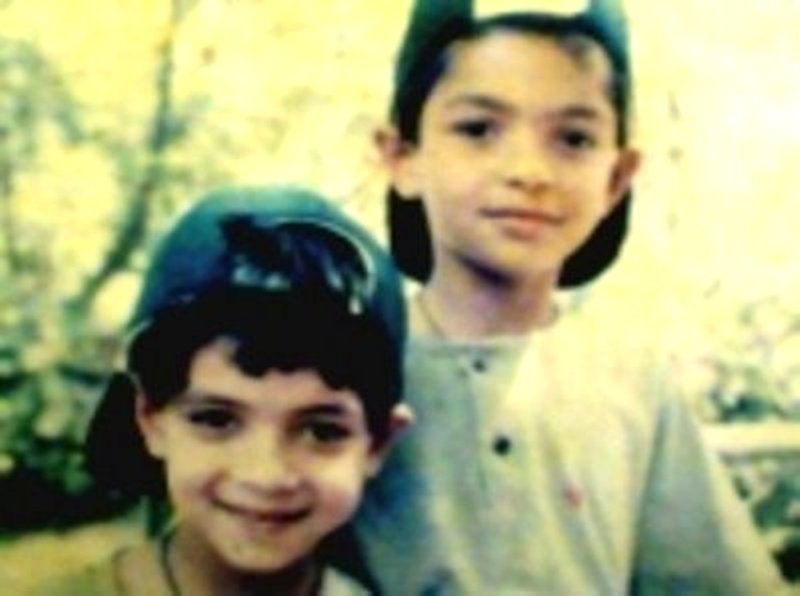 अपने भाई सौम्या आज़ाद के साथ सूर्या आज़ाद की बचपन की तस्वीर