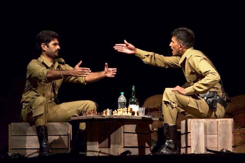 2015 में एक नाटक में आर बद्री (बाएं)