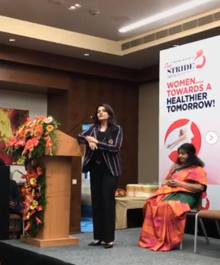 नमिता थापर हैदराबाद में एक महिला स्वास्थ्य सम्मेलन में बोल रही हैं