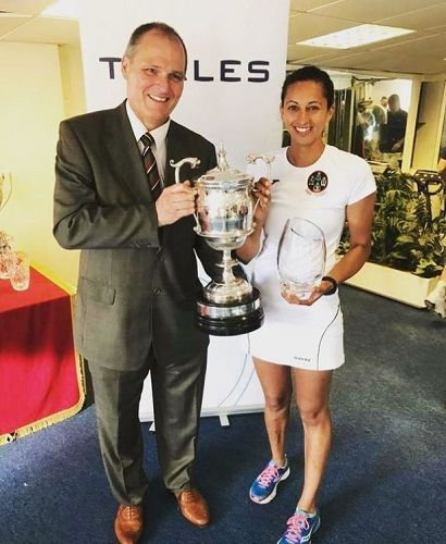 आर्मी टेनिस चैंप्स पुरस्कार प्राप्त करते कप्तान हरप्रीत चंडी