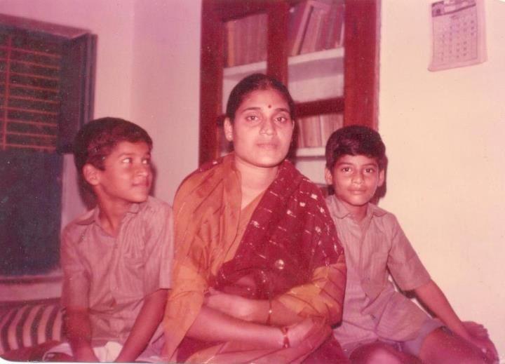 सुब्बाराजू अपनी मां और भाई के साथ