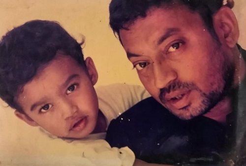 अपने पिता इरफान खान के साथ बाबिल खान की बचपन की तस्वीर