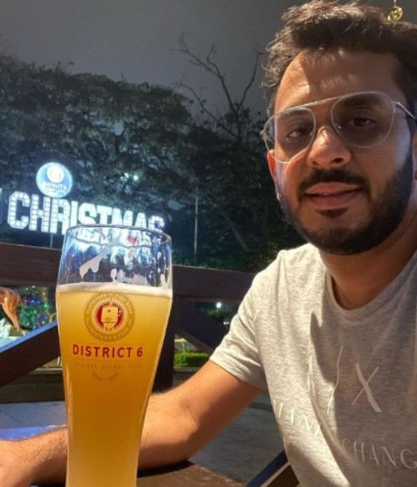 बीयर पीते हुए अमन गुप्ता