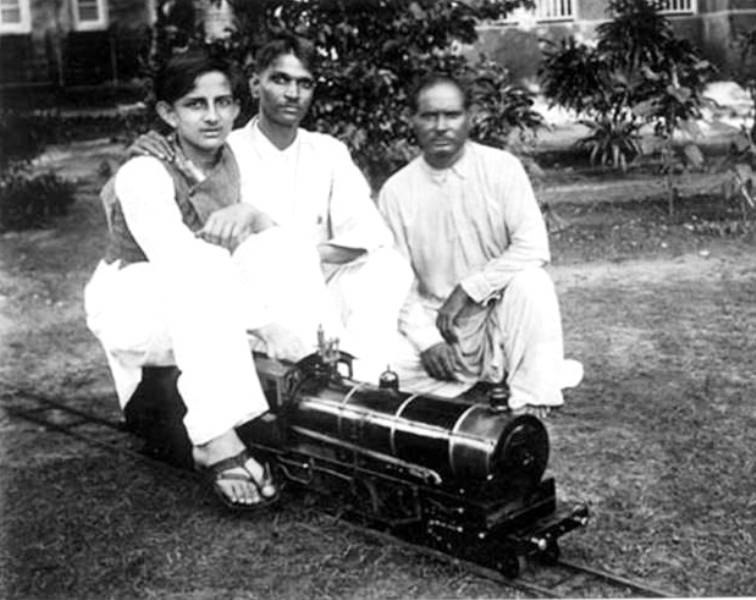 विक्रम साराभाई की बचपन की तस्वीर उनके द्वारा बनाए गए इंजन के साथ।
