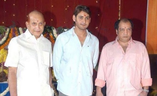 रमेश बाबू अपने पिता और भाई के साथ