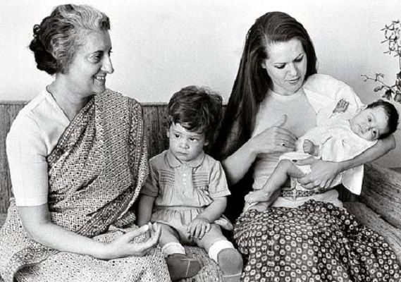 राहुल गांधी अपनी दादी इंदिरा गांधी और उनकी मां सोनिया गांधी के बगल में बैठे (छोटी बहन प्रियंका गांधी उनकी गोद में)