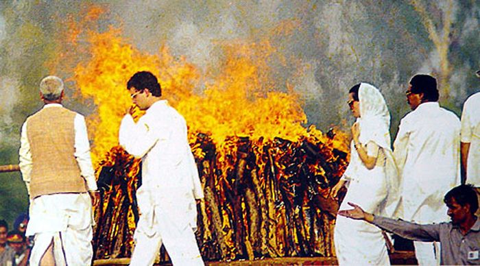 पिता की चिता जलाते राहुल गांधी