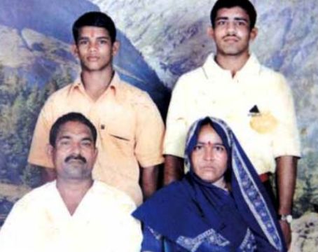 नरसिंह यादव (ऊपर बाएं) अपने माता-पिता और भाई के साथ
