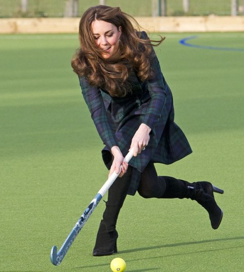 केट मिडलटन हॉकी खेल रही हैं
