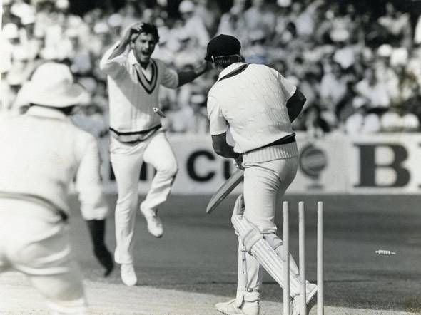 इंग्लैंड के बल्लेबाज से विकेट लेने के बाद रोजर बिन्नी