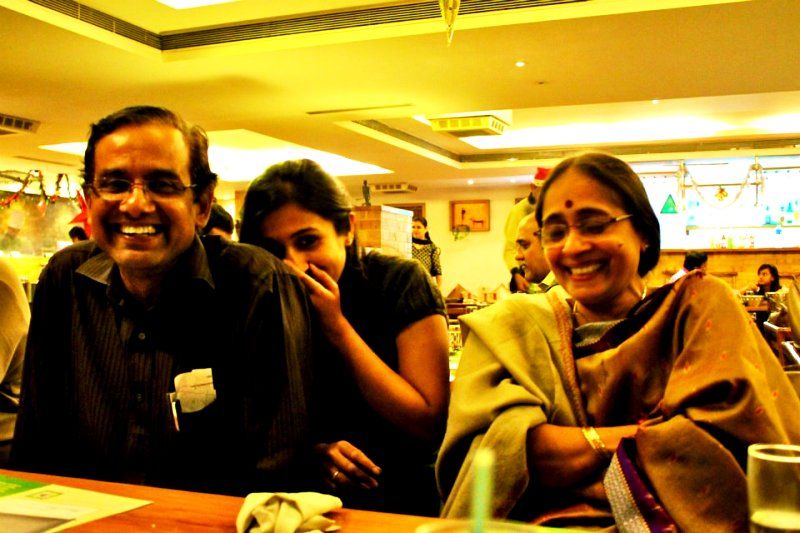 दिव्या गोकुलनाथ अपने माता-पिता के साथ