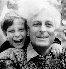अपने पिता सर माइकल ग्रिल्स के साथ बेयर ग्रिल्स की बचपन की तस्वीर 