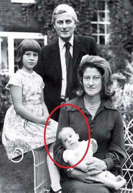 बेयर ग्रिल्स अपनी बहन और माता-पिता के साथ लाल घेरे में