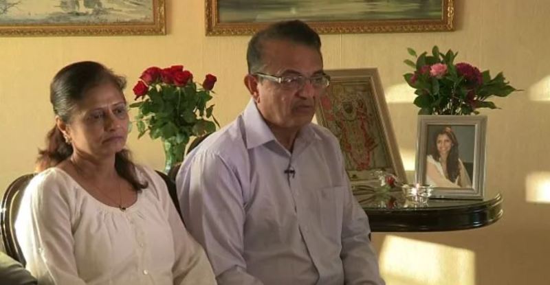 एनी दीवानी के माता-पिता नीलम हिंदोचा और विनोद हिंदोचा