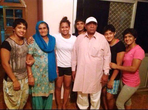 महावीर सिंह फोगट अपने परिवार के साथ