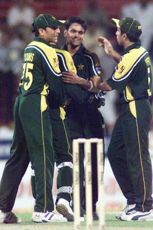 3 अप्रैल 2003 को एक विकेट लेने के बाद यूनिस खान और तौफीक उमर ने मोहम्मद हफीज को बधाई दी