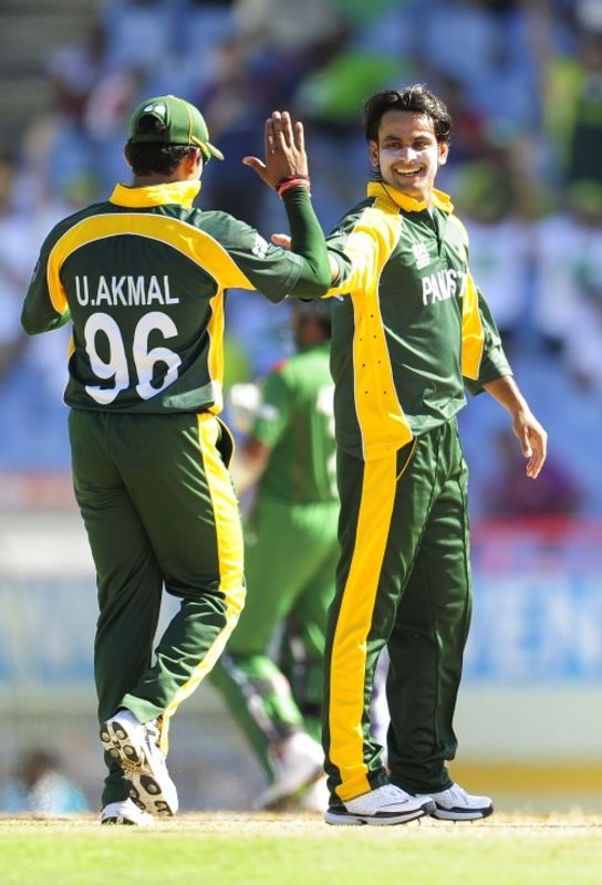 1 मई 2010 को आईसीसी विश्व ट्वेंटी20 में बांग्लादेश के तमीम इकबाल को हराने के बाद जश्न मनाते मोहम्मद हफीज