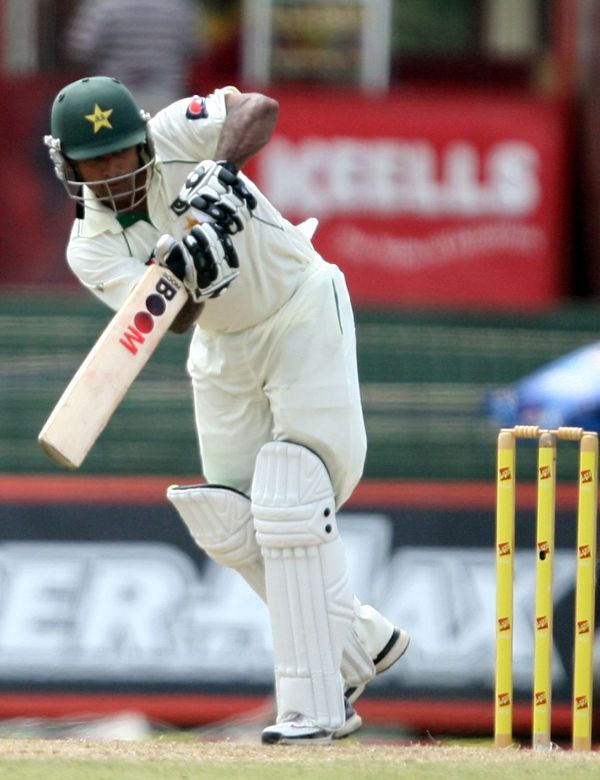 मोहम्मद हफीज 2012 में श्रीलंका के खिलाफ अपने 196 रनों के लिए लेग साइड की ओर काम कर रहे थे