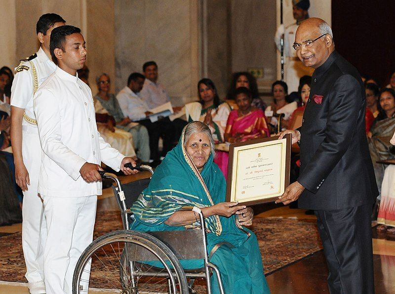 सिंधुताई सपकाल 2017 में भारत के राष्ट्रपति राम नाथ कोविंद से नारी शक्ति पुरस्कार प्राप्त करते हुए