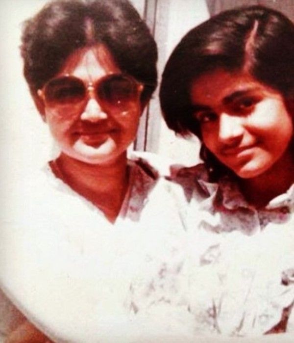 पंकज एक जवान आदमी के रूप में अपनी मां के साथ