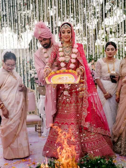 1652367931 839 Bidya Sinha Saha Mim हाइट उम्र बॉयफ्रेंड पति परिवार Biography सोनी पोद्दार और विद्या सिन्हा साहा मीम की शादी की तस्वीर