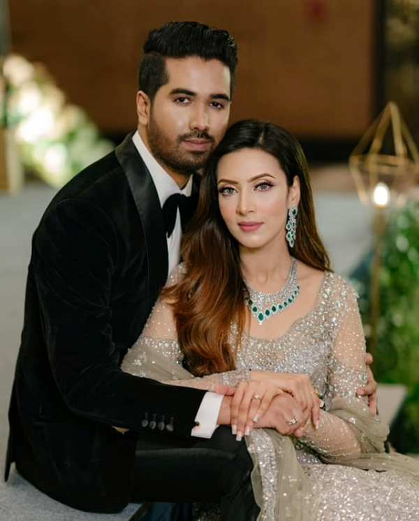 1652367932 911 Bidya Sinha Saha Mim हाइट उम्र बॉयफ्रेंड पति परिवार Biography बिद्या सिन्हा साहा मीम ने 10 नवंबर, 2021 को फेसबुक पर अपनी सगाई की एक तस्वीर साझा की