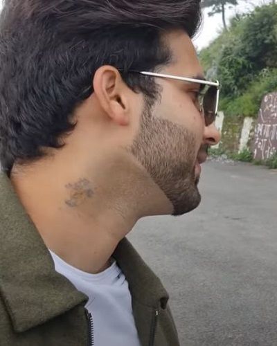 रजत शर्मा की गर्दन पर टैटू