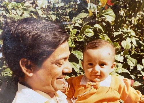 अपने पिता के साथ पंखुड़ी श्रीवास्तव की बचपन की तस्वीर।