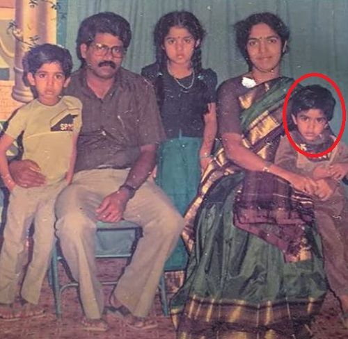 अपने माता-पिता और भाई-बहनों के साथ जोसेफ राधिक की बचपन की एक तस्वीर।