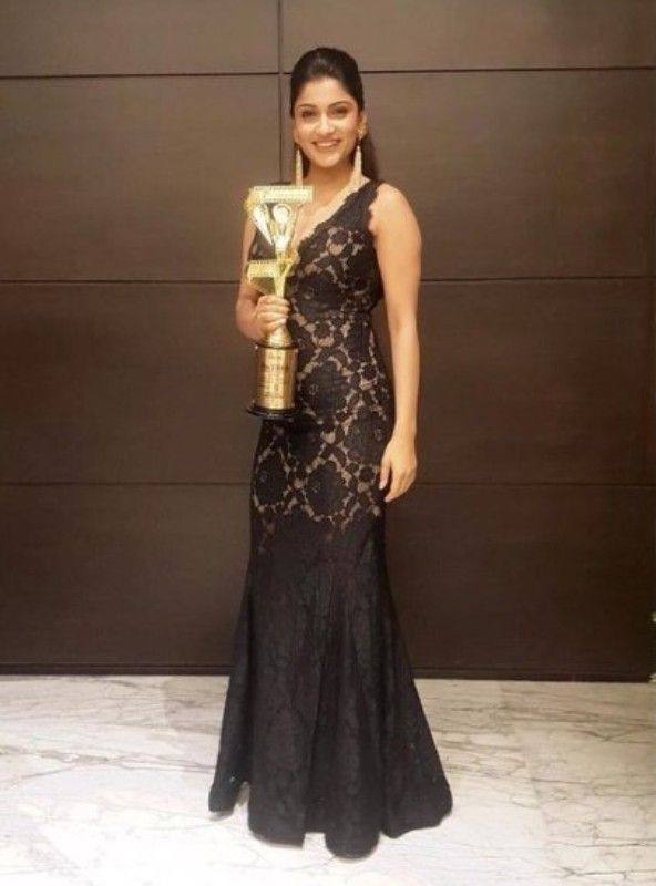 इशिता ने टिफा में सोनू के टीटू की स्वीटी के लिए सर्वश्रेष्ठ सहायक अभिनेत्री का पुरस्कार जीता