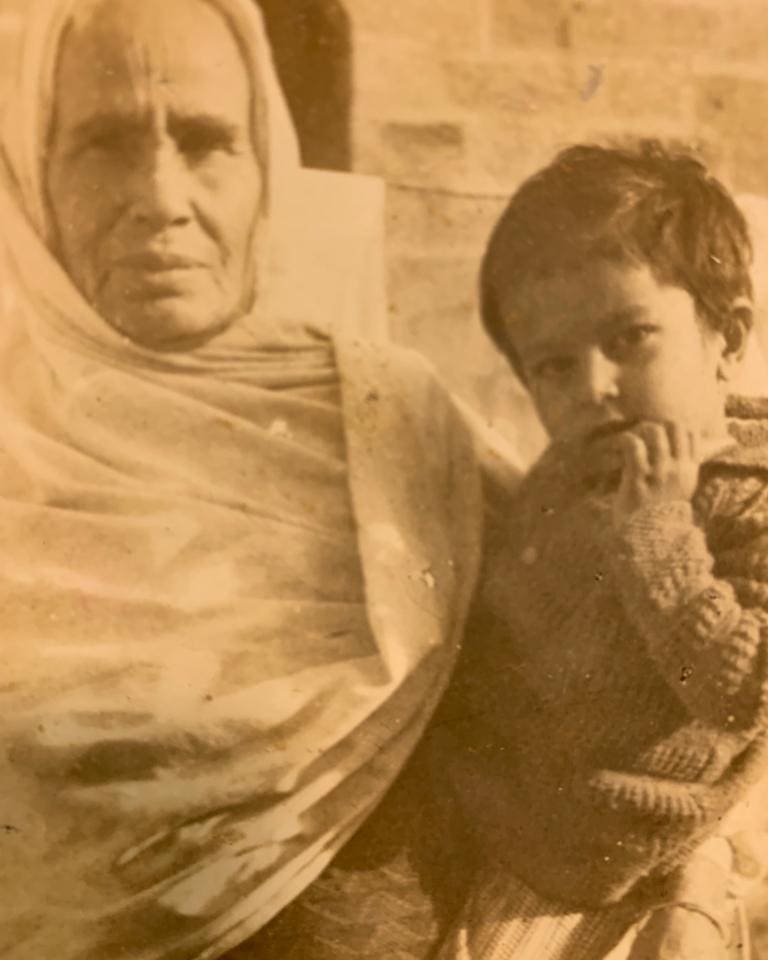 अपनी दादी के साथ विंदू दारा सिंह की बचपन की तस्वीर
