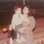 वरुण शर्मा की मां के साथ बचपन की तस्वीर।