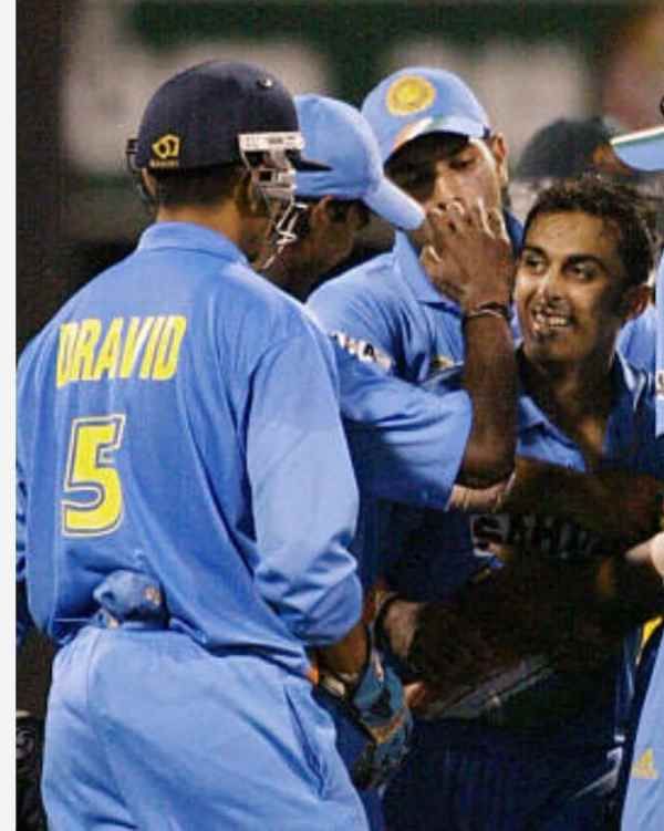 2004 में एंड्रयू साइमंड्स से ऑस्ट्रेलिया के खिलाफ विकेट लेने के बाद रोहन गावस्कर