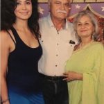 पूजा बत्रा अपने माता-पिता के साथ
