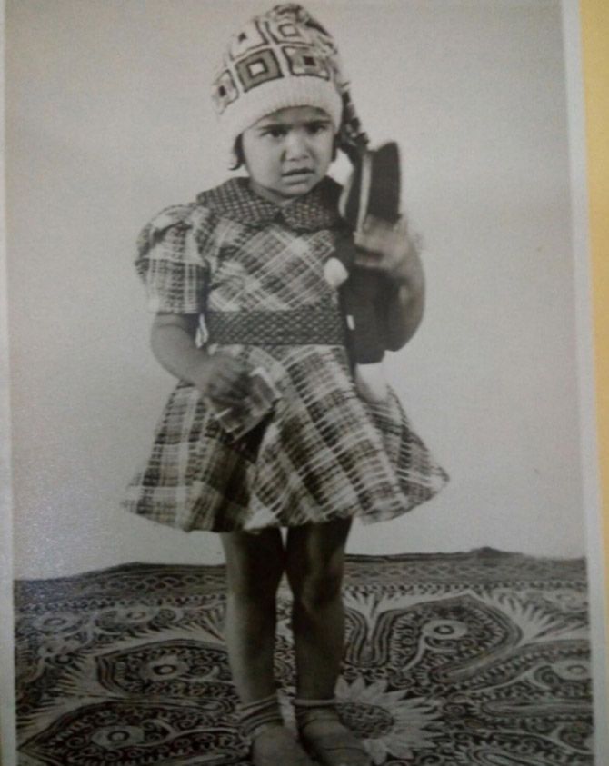 पूजा बत्रा के बचपन की तस्वीर