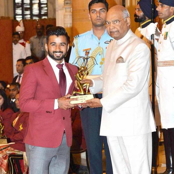 मनप्रीत सिंह भारत के माननीय राष्ट्रपति राम नाथ कोविंद से अर्जुन पुरस्कार (2019) प्राप्त करते हुए