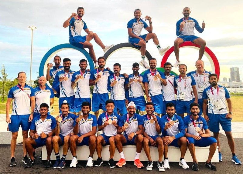 2020 ग्रीष्मकालीन ओलंपिक में कांस्य पदक के साथ पोज़ देती भारतीय पुरुष टीम