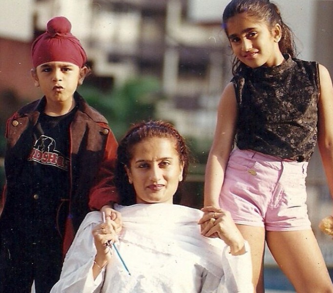 अपनी मां और भाई के साथ अकासा सिंह की बचपन की फोटो।