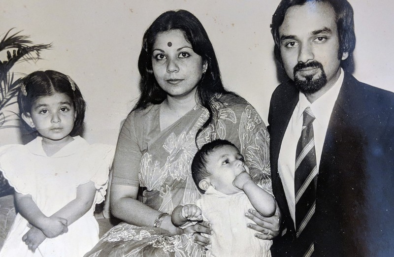 1979 में भारत में अपने परिवार के साथ वीर दास (उनकी माँ की गोद में) की बचपन की तस्वीर