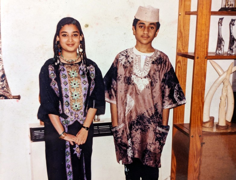 वीर दास, अपनी बहन, तृषा के साथ, 1989 में नाइजीरिया में अपने परिवार के घर पर।