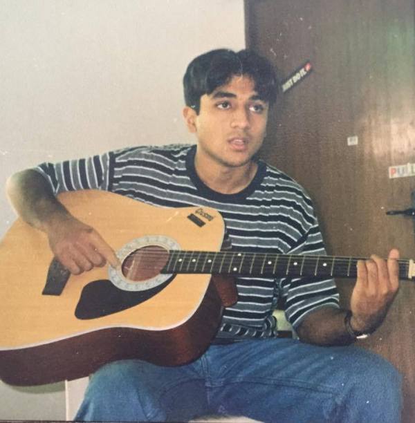 वीर दास की अपने विश्वविद्यालय के दिनों में गिटार बजाते हुए एक तस्वीर।