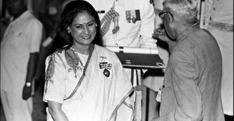 जया बच्चन को भारत के पूर्व राष्ट्रपति आर वेंकटरमन से पद्म श्री मिला