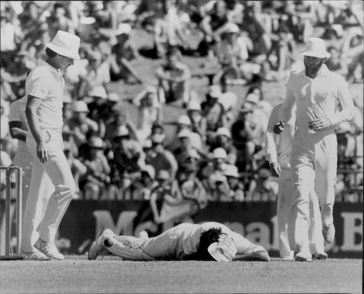 सिडनी में ऑस्ट्रेलिया के खिलाफ मैच में 2 जनवरी 1981 को लेन पास्को के बाउंसर के बाद जमीन पर पड़े संदीप